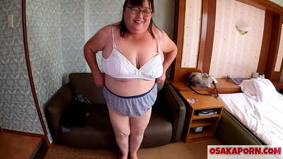 Léiríonn mamaí Saill Seapáine a tits ollmhór agus taitneamh a bhaint as bréagán gnéis. Labhraíonn mamaí Áiseach 51 bliain d'aois faoina heispéireas gnéasach. Yukiko 1 OSAKAPORN milf sailleacha