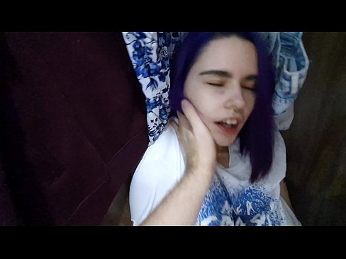 ❤️ Aimsíodh mo SIS sa closet agus chabhraigh sí cum ❌  Físeán fuck  linn ﹏